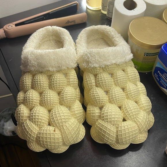 Cream color bubble slides - Picture 1 of 3